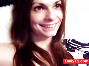 Dailyts.com Smiling brunette tranny webcam
